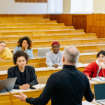 Teciomar Abila analisa os desafios enfrentados pelos professores na era da tecnologia.