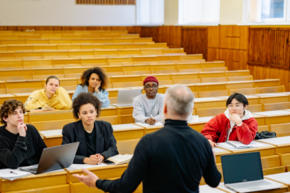 Teciomar Abila analisa os desafios enfrentados pelos professores na era da tecnologia.