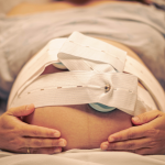 Dra. Thaline Neves aborda o crescimento fetal excessivo (macrossomia) e suas implicações obstétricas com foco em diagnósticos precisos e cuidados maternos.