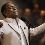 Netinho de Paula durante apresentação musical no Brasil