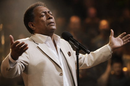 Netinho de Paula durante apresentação musical no Brasil