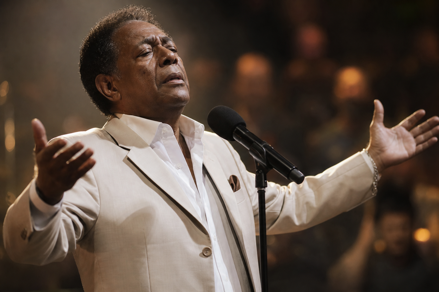 Netinho de Paula durante apresentação musical no Brasil