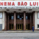 Entrada do histórico Cinema São Luiz, em Recife, com sua fachada monumental.