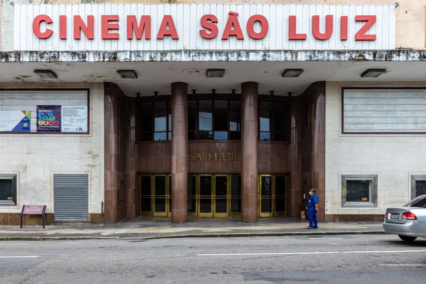 Entrada do histórico Cinema São Luiz, em Recife, com sua fachada monumental.