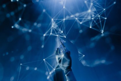 Mão robótica alcançando uma rede digital azul, em representação conceitual de inteligência artificial e tecnologia.